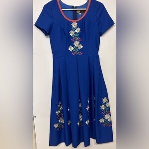 Vintage  flower embroidered dress, brocade around the neck!